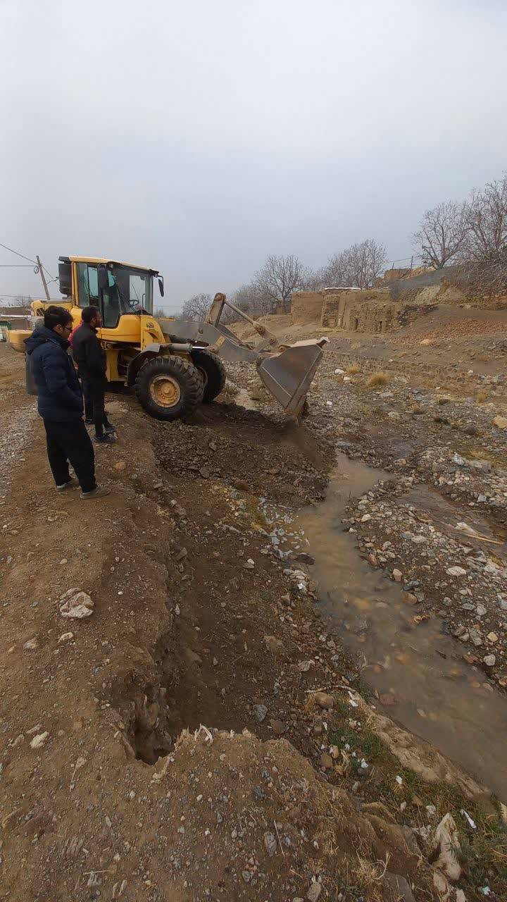 پاکسازی انهار آذربایجان‌شرقی با هدف حفاظت از اکوسیستم‌های آبی؛ انجام ۱۰ مترمکعب خاکبرداری و پخش روزانه ۲۵۰ هزار مترمکعب آب